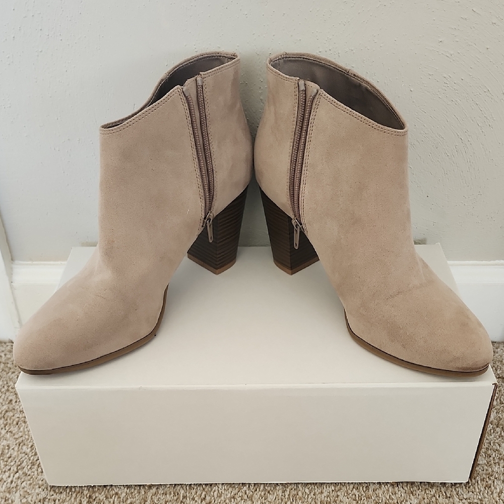 Old Navy Cream Ankle Boots with Chunky Heel and Slip-On Design - Picture 3 of 5